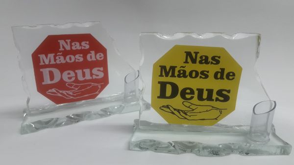 Porta-caneta vidro nas mãos de Deus